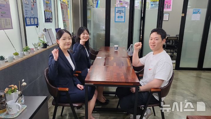 [부천=뉴시스] 정일형 기자 = ‘부천청년리더샵’ 특성화고인 부천정보산업고 컨설팅 및 면접정장대여 진행 모습. (사진=부천시 제공) 