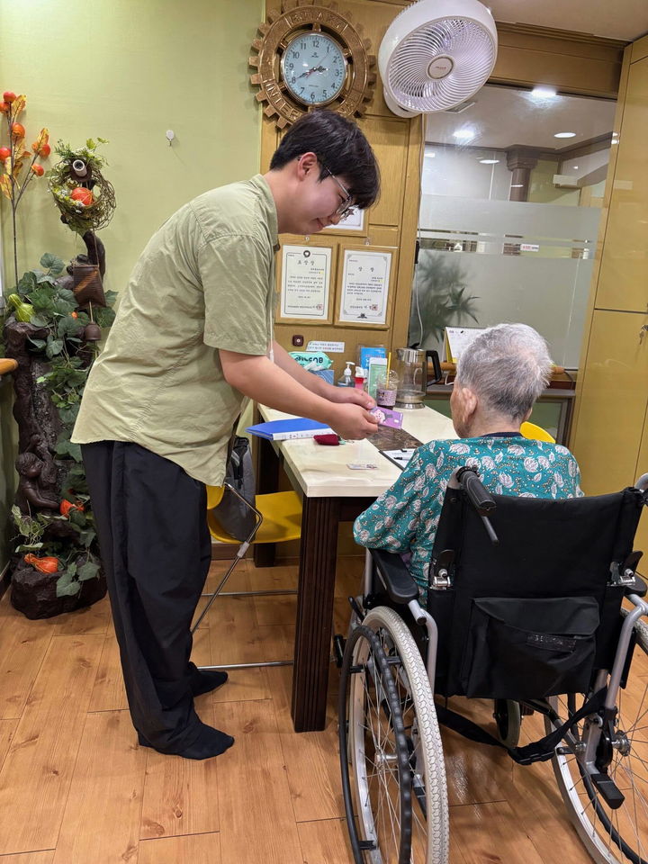 [안산=뉴시스] 안산시 소속 공직자가 민생회복 소비쿠폰 신청이 어려운 시민을 찾아 소비쿠폰 지급 신청을 돕고 있다.(사진=안산시 제공)2025.08.08.photo@newsis.com *재판매 및 DB 금지