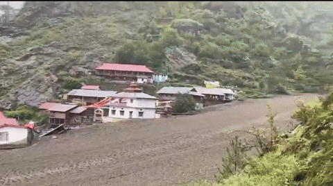 [뉴시스] 인도의 한 마을에서 일어난 홍수로 수십 명의 실종자가 발생했다. 2025.08.08. (사진=X@suryacommand) *재판매 및 DB 금지 *재판매 및 DB 금지