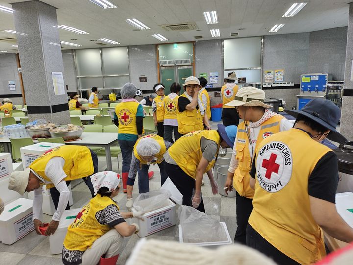 [산청=뉴시스] 산청군적십자 시천면 삼계탕 나눔 (사진=산청군 제공) 2025. 08. 08. photo@newsis.com&nbsp;&nbsp; *재판매 및 DB 금지