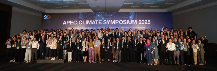 [부산=뉴시스] 부산 벡스코 컨벤션홀에서 열린 '2025 APEC 기후 심포지엄'의 참가자들이 단체 사진을 촬영하고 있다. (사진=아시아·태평양경제협력체기후센터 제공) 2025.08.08. photo@newsis.com *재판매 및 DB 금지