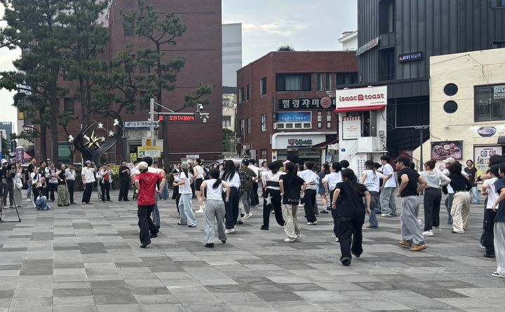 [제주=뉴시스] 제10회 한·중·일 청소년문화예술캠프에 참여한 청소년들이 7일 오후 제주시 탐라문화광장에서 케이팝 커버댄스를 추면서 성과발표회를 하고 있다. (사진=제주도 제공) 2025.08.08. photo@newsis.com *재판매 및 DB 금지