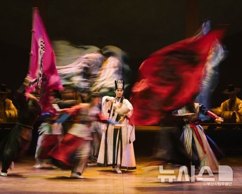 [서울=뉴시스]부산시립무용단의 춤. (사진=국립정동극장 제공)