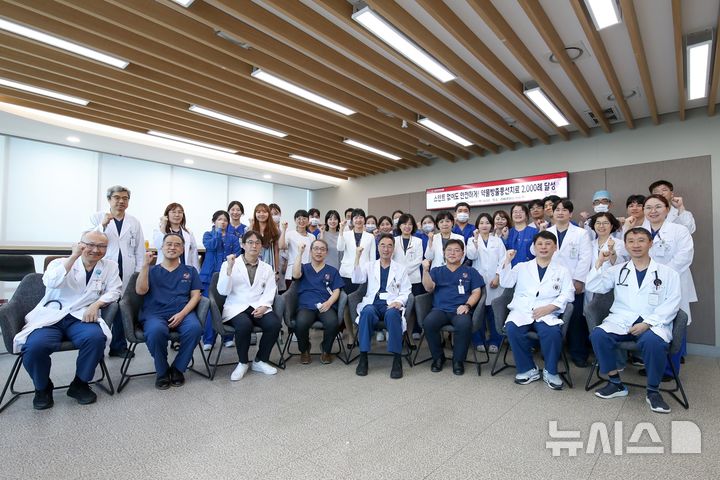 [서울=뉴시스] 약물방출풍선치료 2000례 달성을 기념해 고대안산병원 순환기내과(심혈관센터) 의료진들이 단체사진을 찍고 있다. (사진= 고대안산병원 제공)