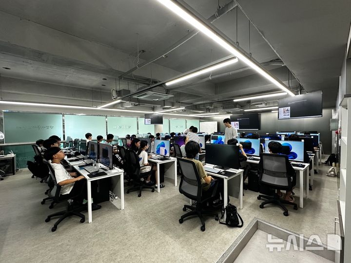 [군산=뉴시스] 'SW미래채움 전북센터'가 운영 중인 '디지털리더스클럽 부트캠프' 모습. (사진=전북테크노파크 제공) 2025.08.08. photo@newsis.com *재판매 및 DB 금지