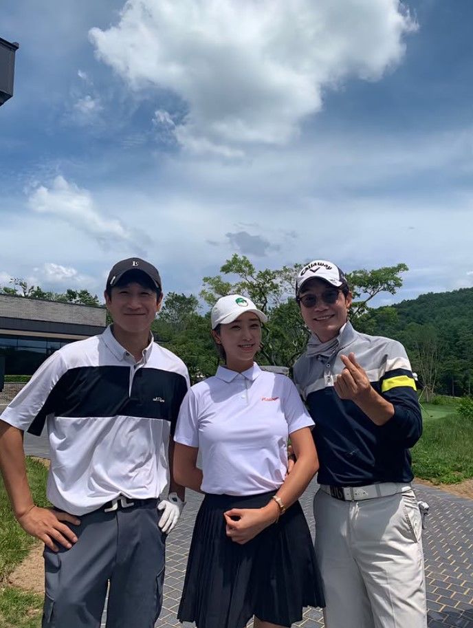 [서울=뉴시스] 배우 고은별(가운데)이 고(故) 이선균(왼쪽), 고(故) 송영규(오른쪽)과 함께한 골프장 단체 사진. 고은별은 지난 4일 송영규 별세 직후 이 사진과 추모 글을 SNS에 올렸다. (사진=고은별 인스타그램 캡처) 2025.08.08. photo@newsis.com *재판매 및 DB 금지