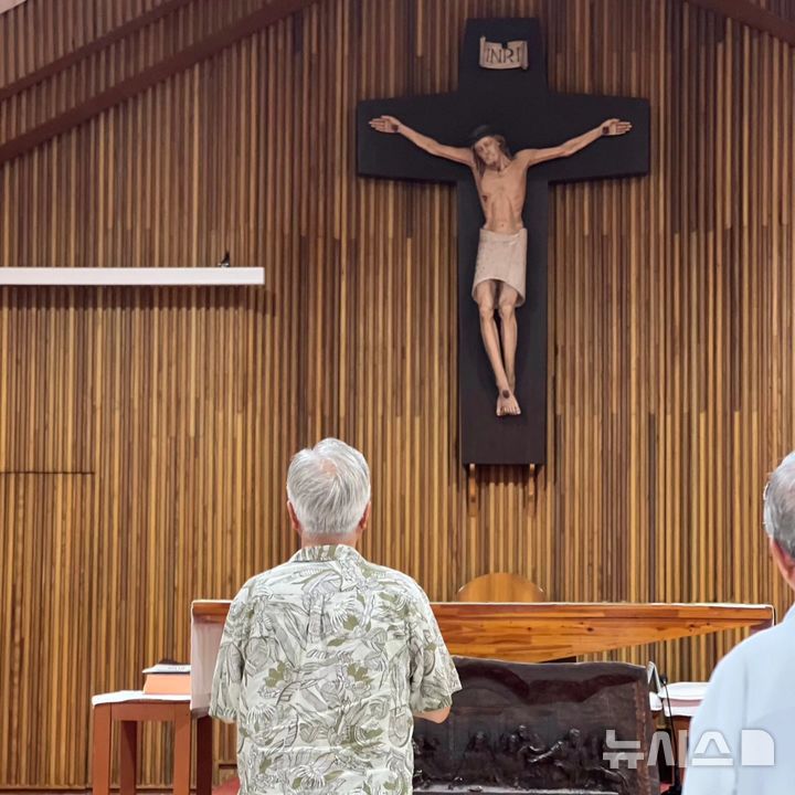 [서울=뉴시스] 기도하는 문재인 전 대통령. (사진=페이스북)