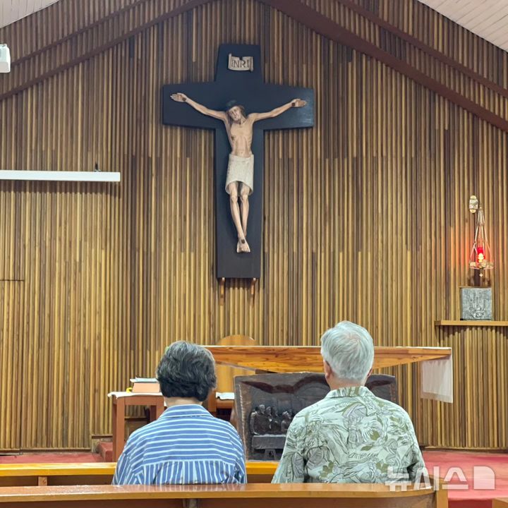 [서울=뉴시스] 기도하는 문재인 전 대통령 부부. (사진=페이스북)