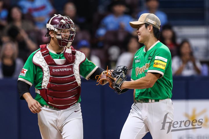 [서울=뉴시스] 프로야구 키움 히어로즈 김윤하(오른쪽)가 2일 서울 고척스카이돔에서 열린 2025 신한 쏠뱅크 KBO리그 롯데 자이언츠전에 선발 등판해 이닝을 마친 뒤 김건희와 웃으며 대회하고 있다. (사진=키움 히어로즈 제공) 2025.08.02. *재판매 및 DB 금지