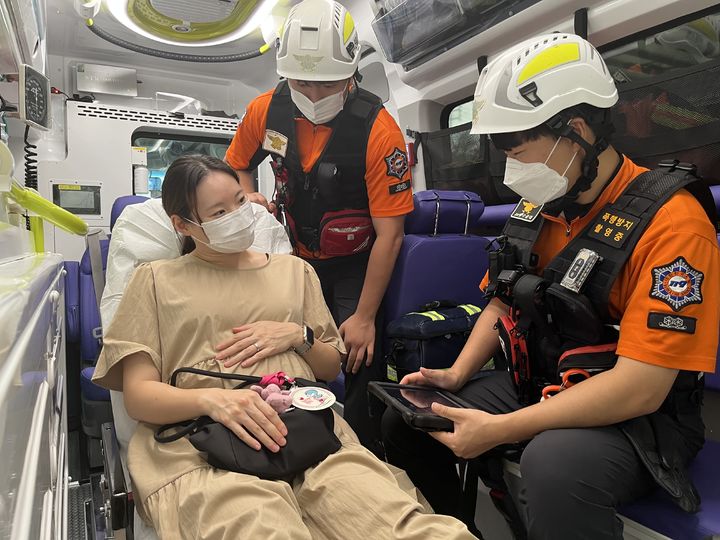 [김제=뉴시스] 임산부 구급서비스. (사진=김제소방서 제공) 2025.08.08. photo@newsis.com *재판매 및 DB 금지