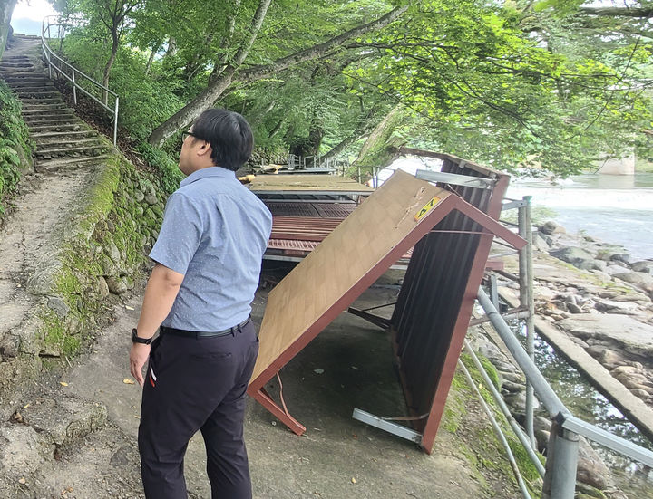 [남원=뉴시스] 남원시청 직원들이 지리산 계곡 내 불법 점용 시설물들을 살피고 있다. *재판매 및 DB 금지