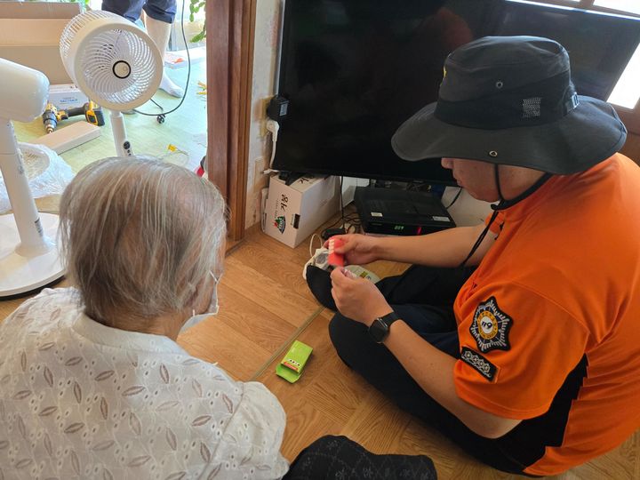 [밀양=뉴시스] 콘센트 소화패치를 부착하고 있다. (사진=밀양소방서 제공) 2025.08.08. photo@newsis.com *재판매 및 DB 금지