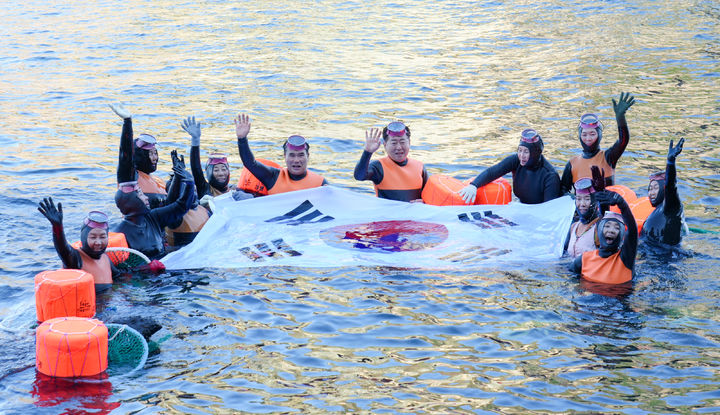 [제주=뉴시스] 오영훈 제주지사와 제주·울릉 해녀들이 8일 오전 독도 몽돌해안에서 물질 시연을 하고 있다. (사진=제주도 제공) 2025.08.08. photo@newsis.com *재판매 및 DB 금지