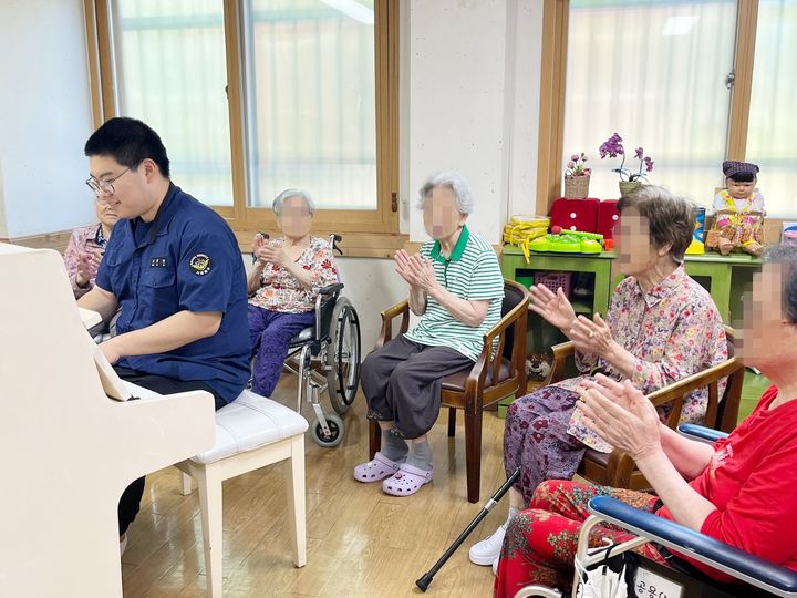 [대구=뉴시스] 경북 포항시 햇빛마을 노인전문요양시설에서 최호준(24) 사회복무요원이 노인들에게 피아노 연주를 들려주고 있다. (사진=대구경북지방병무청 제공) 2025.08.08. photo@newsis.com *재판매 및 DB 금지
