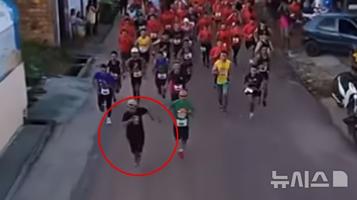 [뉴시스] 술 취한 노숙자 이사노 피노가 브라질에서 8km 경주에서 슬리퍼만 신고 완주해 네티즌들을 놀라게 했다. 2025.08.07. (사진=프리프레스저널) 