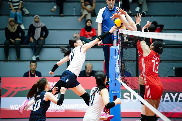 [서울=뉴시스] 여자배구 21세 이하(U-21) 대표팀 이주아(가운데)가 8일 인도네시아 수라바야에서 열린 2025 국제배구연맹(FIVB) U-21 세계선수권대회 B조 조별리그 2차전에서 중국에 공격을 시도하고 있다. (사진=FIVB 공식 홈페이지 캡처) 2025.08.08. *재판매 및 DB 금지