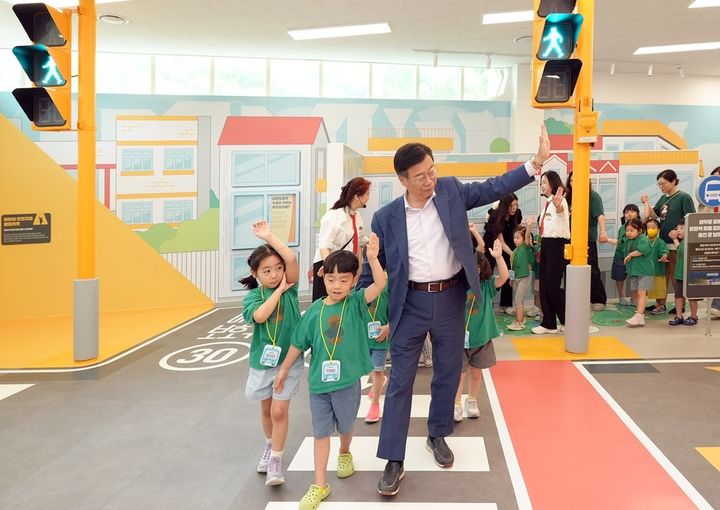 [성남=뉴시스] 신상진 성남시장이 8일 중원구 상대원동 황송공원에 문을 연 어린이 교통교육장에서 어린이들과 횡단보도 안전하게 건너기 훈련을 하고 있다.(사진=성남시 제공)2025.08.08.photo@newsis.com *재판매 및 DB 금지