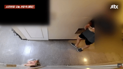 [서울=뉴시스] 택배 배송 후 현관문 앞에 노상 방뇨한 택배 기사가 누리꾼들의 공분을 사고 있다. (사진=JTBC 사건반장 캡처) 2025.08.08 *재판매 및 DB 금지