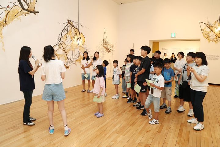 [서울=뉴시스] KB열린박물관 지원사업에 참여한 지역아동센터 아동들이 관람과 전시 연계 체험 활동, 경제금융교육 등 다양한 프로그램에 참여하고 있다. (사진=KB손보 제공) 2025.08.08. photo@newsis.com *재판매 및 DB 금지