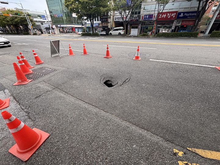 [울산=뉴시스] 8일 오전 울산 남구 공업탑로터리 인근 수암로에 직경 1.2m, 깊이 4m로 추정되는 싱크홀이 발생해 1개 차로가 통제되고 있다. (사진=독자 제공) 2025.08.08. photo@newsis.com *재판매 및 DB 금지
