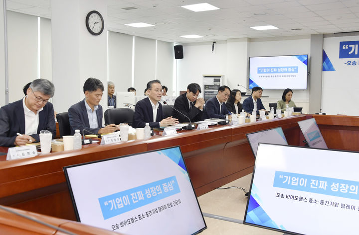 [세종=뉴시스] 이형일 기획재정부 1차관이 8일 충북 청주시 오송 첨단의료산업진흥재단에서 '바이오헬스 분야 릴레이 현장 간담회'를 주재하고 모두발언을 하고 있다. (사진=기재부 제공) 2025.08.08. photo@newsis.com *재판매 및 DB 금지