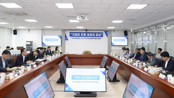 [세종=뉴시스] 이형일 기획재정부 1차관이 8일 충북 청주시 오송 첨단의료산업진흥재단에서 '바이오헬스 분야 릴레이 현장 간담회'를 주재하고 모두발언을 하고 있다. (사진=기재부 제공) 2025.08.08. photo@newsis.com *재판매 및 DB 금지