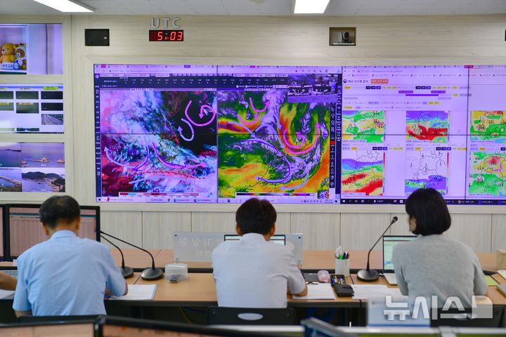 [광주=뉴시스] 이현행 기자 = 광주기상청 예보관들이 8일 오후 광주 북구 광주기상청에서 기상청 본부와 기상 예보 브리핑을 하고 있다. 2025.08.08. lhh@newsis.com