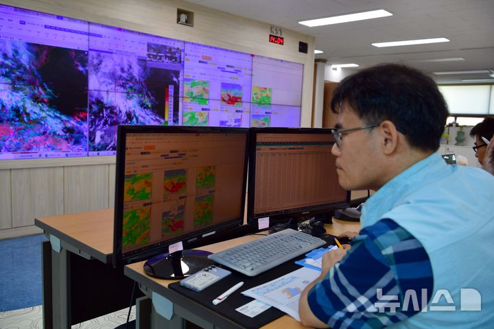 [광주=뉴시스] 이현행 기자 = 광주기상청 예보관이 8일 오후 광주 북구 광주기상청에서 기상청 본부와 기상 예보 브리핑을 하고 있다. 2025.08.08. lhh@newsis.com