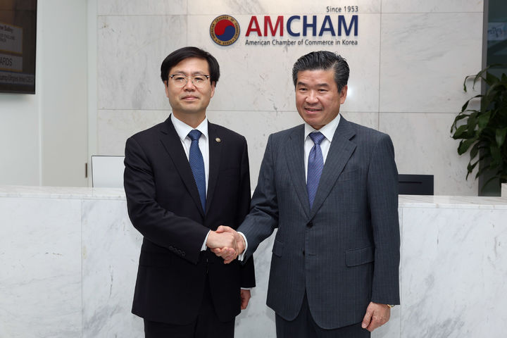 [서울=뉴시스] 8일 서울 여의도 주한미국상공회의소(암참) 사무실에서 여한구 산업통상자원부 통상교섭본부장(왼쪽)과 제임스 김 암참 회장이 한·미 관세 협상 타결 이후 열린 첫 민·관 간담회에서 기념촬영을 하고 있다. (사진=암참 제공) 2025.08.08 photo@newsis.com *재판매 및 DB 금지