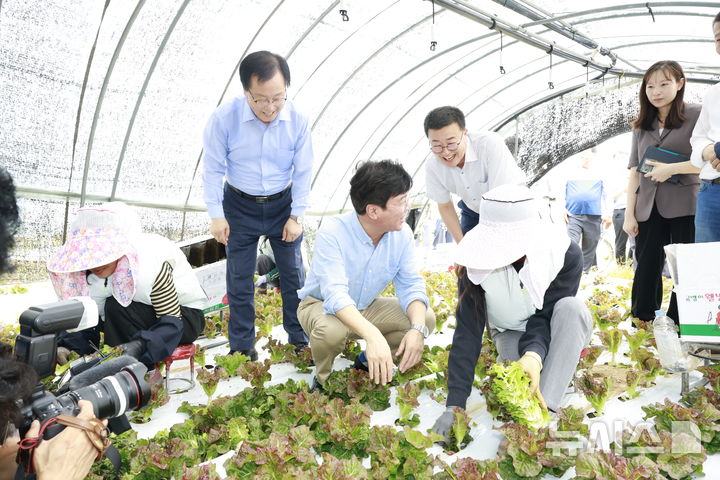 [완주=뉴시스] 김영훈 고용노동부 장관이 8일 전북 완주를 찾아 외국인 근로자 숙소와 농작업 현장을 점검하고 있다. (사진=완주군 제공) 2025.08.08. photo@newsis.com *재판매 및 DB 금지
