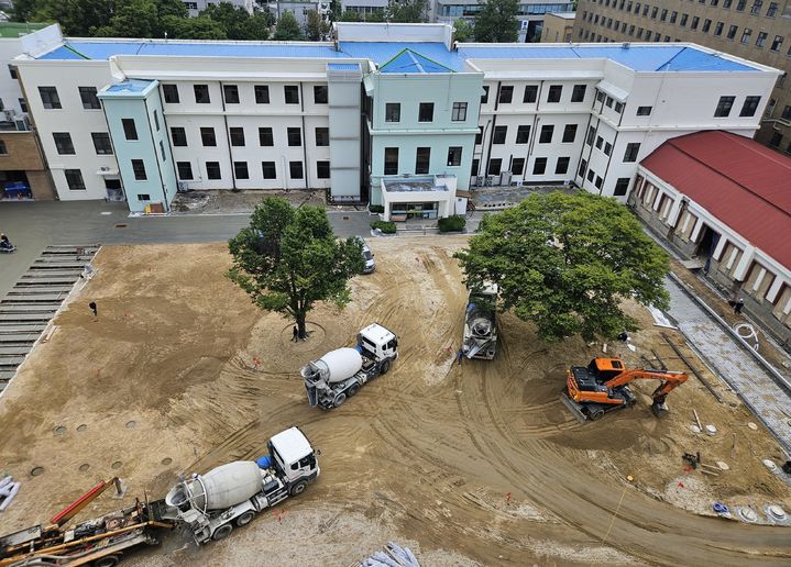 충북 청주시 상당구 문화동 충북도청 본관~신관 사이 중앙광장 조성 공사 모습. 정원이었던 이곳의 나무는 두 그루만 남았다. *재판매 및 DB 금지