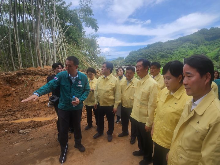 [합천=뉴시스] 서희원 기자= 지난 7일 더불어 민주당 정청래 대표가 경남 합천군 삼가면 송곡마을을 찾아 산사태 지역에서 장재혁 합천부군수로부터 설명을 듣고 있다. 2025. 08. 08. shw1881@newsis.com *재판매 및 DB 금지&nbsp; *재판매 및 DB 금지