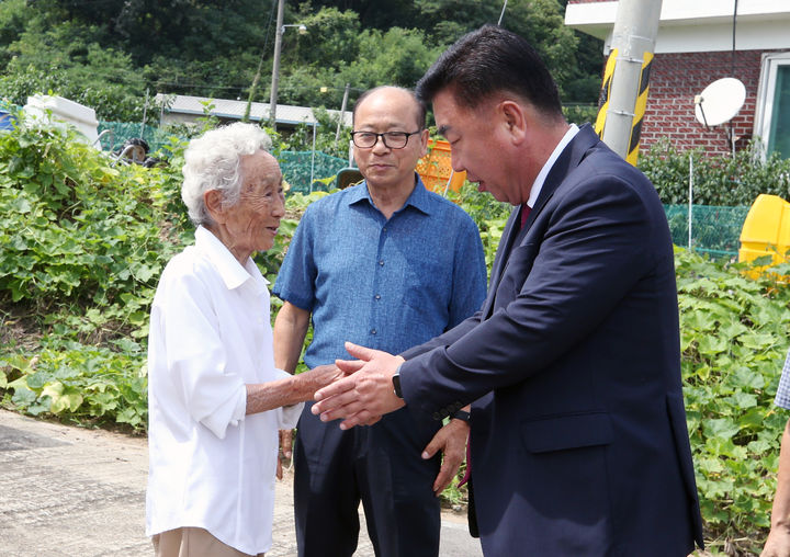 [청주=뉴시스] 이범석 충북 청주시장(오른쪽)이 광복 80주년을 앞둔 8일 고(故) 전치관 독립유공자의 손녀 전모(89) 옹의 집을 찾아 감사의 뜻을 전하고 있다. (사진=청주시 제공) 2025.08.08. photo@newsis.com *재판매 및 DB 금지
