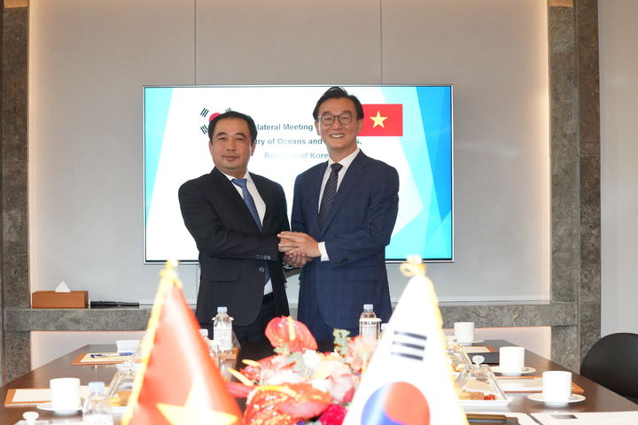 전재수 해양수산부 장관(오른쪽)은 8일 서울에서 쩐 득 탕(Tran Duc Thang) 베트남 농업환경부 장관과 양국의 수산분야 협력에 대해 논의했다. (사진=해양수산부 제공) *재판매 및 DB 금지