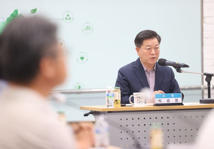 [광명=뉴시스] 박승원 광명시장이 8일 시청 중회의실에서 열린 '광명시 도시교통정비 기본계획(변경) 및 중기계획 수립' 용역 착수보고회에서 인사말을 하고 있다.(사진=광명시 제공)2025.08.08.photo@newsis.com *재판매 및 DB 금지