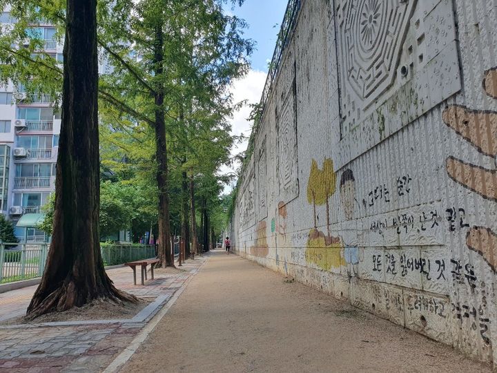 양주시, 9개 공원에 맨발길 총 1㎞ 조성…"건강 챙기세요"