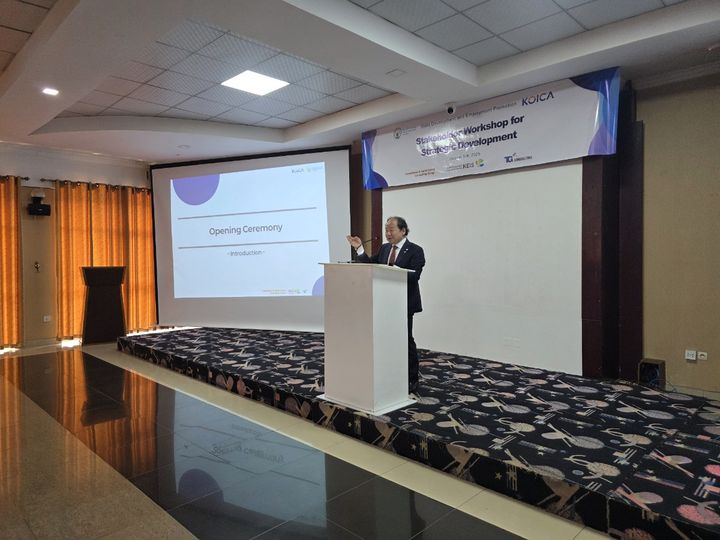 [서울=뉴시스] 권신혁 기자 = 이상현 한국고용정보원 본부장이 한국국제협력단(KOICA)의 '르완다 통합적 일자리 정보체계 구축사업'의 현지 워크숍에서 사업을 설명하고 있다. (사진 = 한국고용정보원 제공) 2025.08.10. innovation@newsis.com *재판매 및 DB 금지