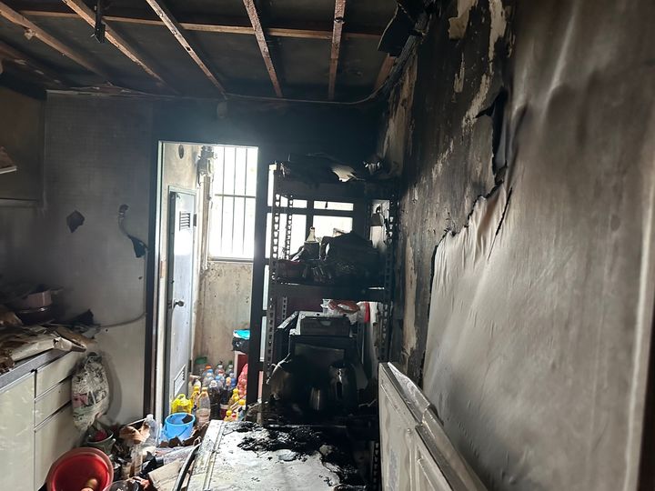 [부산=뉴시스] 8일 오전 11시20분께 부산 사하구의 한 아파트 1층 A씨의 집 주방에서 불이 났다. (사진=부산소방재난본부 제공) 2025.08.08. photo@newsis.com *재판매 및 DB 금지