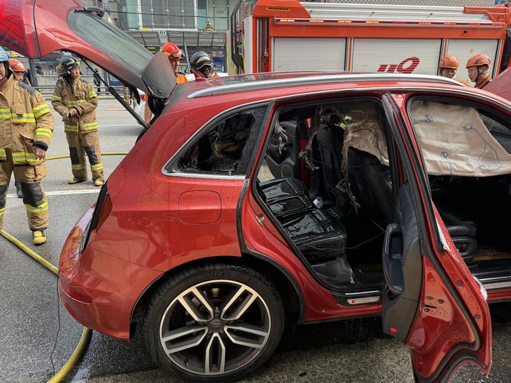 [부산=뉴시스] 8일 오전 9시5분께 사하구의 한 도로를 달리던 승용차의 트렁크 보조석에서 불이 났다. (사진=부산소방재난본부 제공) 2025.08.08. photo@newsis.com *재판매 및 DB 금지