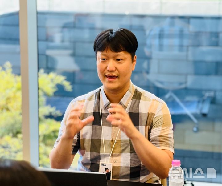 [서울=뉴시스] 김건수 엔씨 AI 에이전틱AI 랩 실장은 7일 경기 성남시 엔씨 사옥에서 뉴시스와 만나 질문에 답하고 있다. (사진=엔씨 AI 제공)