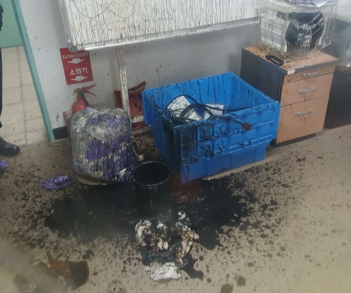 [전주=뉴시스] 8일 오후 4시7분께 전북 전주시 덕진구 전북대학교 반도체물성연구소에서 폐황산을 보관하던 유리병이 파손됐다. 깨진 유리병 모습. (사진=전북도소방본부 제공). 2025.08.07. photo@newsis.com *재판매 및 DB 금지