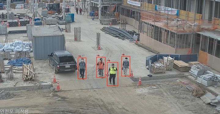 [서울=뉴시스]작업자 안전모 미착용 감지 화면.(사진=인텔리빅스 제공) 2025.08.11. photo@newsis.com *재판매 및 DB 금지