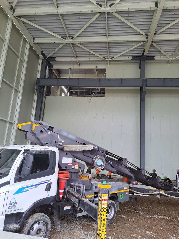 [부산=뉴시스] 부산의 한 증축 공사현장에서 50대 작업자가 추락사고를 당해 의식이 없는 상태로 병원 치료를 받고 있다. (사진=강서경찰서 제공) 2025.08.08. photo@newsis.com *재판매 및 DB 금지