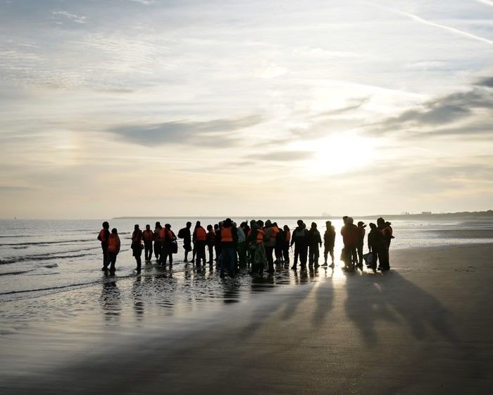 프랑스 북부해안에 모여 있는 영국 무작정 샹륙시도자들. 영불해협을 건너줄 업자들의 소형보트 및 '택시보트'를 기다리고 있다. *재판매 및 DB 금지