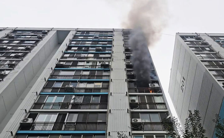 [목포=뉴시스] 8일 오후 5시36분께 전남 목포시 상동 한 15층짜리 아파트 8층 세대에서 불이 나 소방 당국에 의해 29분 만에 꺼졌다. (사진 = 목포소방서 제공) 2025.08.08. photo@newsis.com *재판매 및 DB 금지