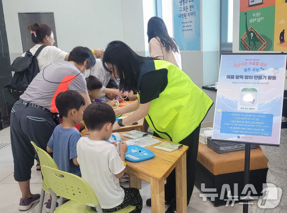 [서울=뉴시스]천문우주과학관 여름방학 맞이 만들기 활동(사진=노원구 제공)