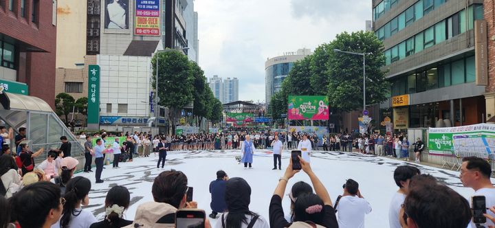 [대전=뉴시스]8일 대전 0시 축제장 인근에서 대형 붓글씨 포퍼먼스가 열려 축제의 시작을 알렸다. 2025. 08. 08 photo@newsis.com *재판매 및 DB 금지