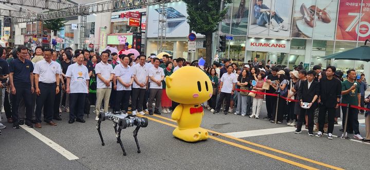 [대전=뉴시스]8일 개막한 '대전 0시 축제'에 꿈돌이 로봇이 등장해 관람객들로부터 관심을 끌었다. 2025. 08. 08 photo@newsis.com *재판매 및 DB 금지