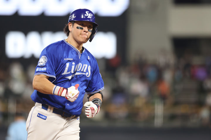 [서울=뉴시스] 프로야구 삼성 라이온즈 강민호가 8일 수원KT위즈파크에서 열린 2025 신한 쏠뱅크 KBO리그 KT 위즈와의 경기 9회 홈런을 치고 베이스를 돌고 있다. (사진=삼성 라이온즈 제공) 2025.08.08. *재판매 및 DB 금지