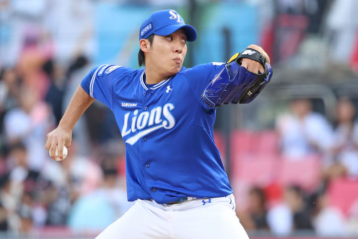 [서울=뉴시스] 프로야구 삼성 라이온즈 원태인이 8일 수원KT위즈파크에서 열린 2025 신한 쏠뱅크 KBO리그 KT 위즈와의 경기에 선발 등판해 공을 던지고 있다. (사진=삼성 라이온즈 제공) 2025.08.08. *재판매 및 DB 금지